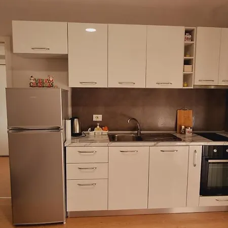 Comfy Apartment- Sunny Balcony